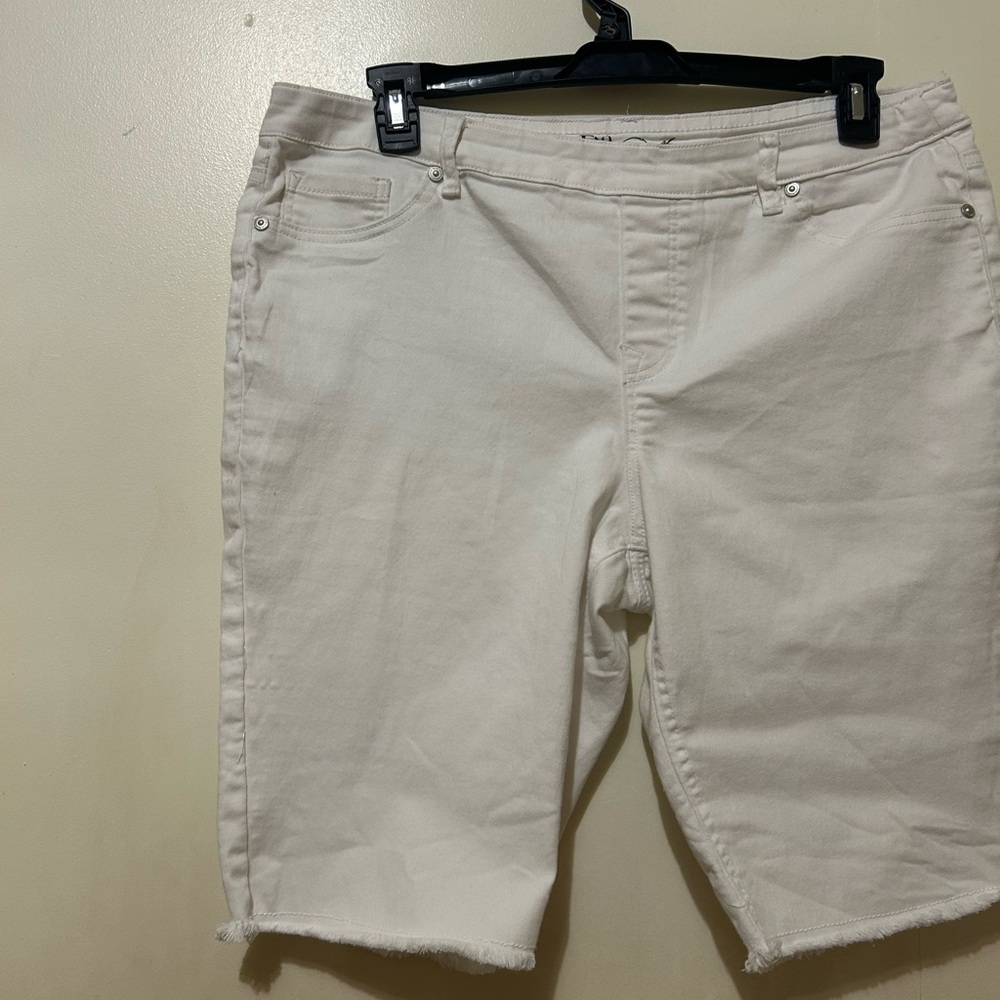 DG2 by Diane Gilman Virtual Stretch White Denim Bermuda Jean Shorts Sz PXL